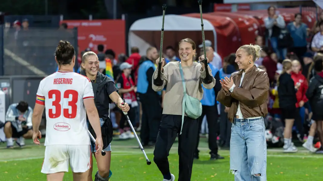 Marina Hegering feiert mit den auf Krücken gehenden Saedis Heidarsdottir und Elise Stenevik. (Foto: Sylvia Eichinger)