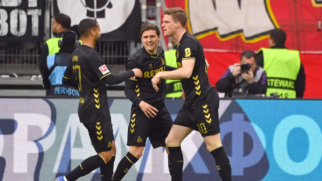 Alessio Castro-Montes jubelt mit Linton Maina und Marius Bülter.