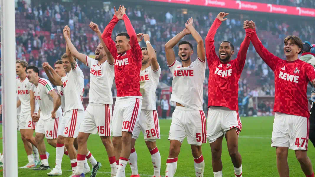 Die FC-Profis bejubeln den Derby-Sieg.