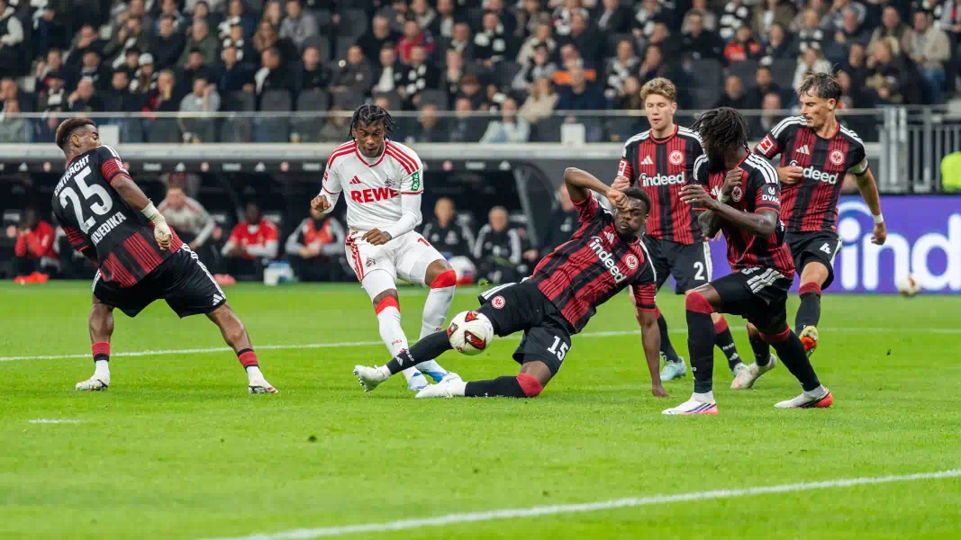 Reigan Heskey beim Schussversuch
