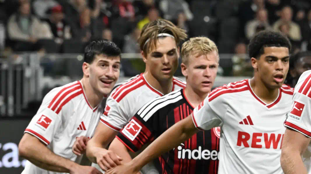 Die Abwehrkette des 1. FC Köln bei Eintracht Frankfurt.