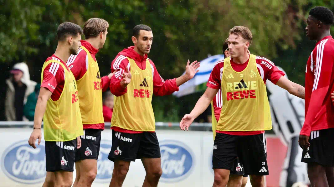 Spieler des 1. FC Köln diskutieren beim Training.