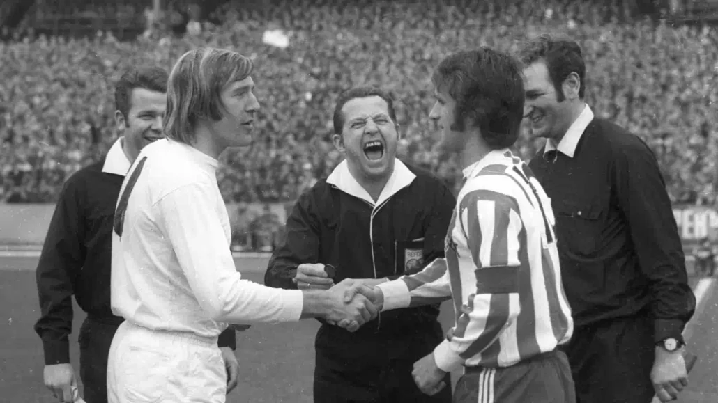 Günter Netzer und Wolfgang Overath geben sich die Hand