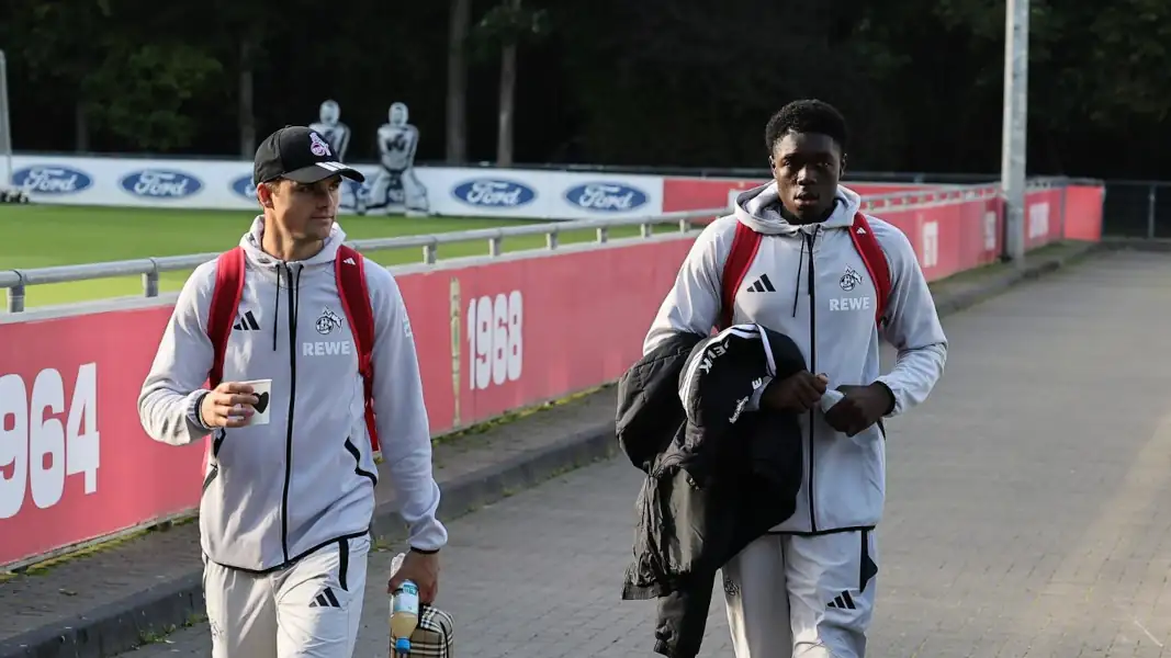 Joel Schmied und Assad Kotya-Fofana am Donnerstag auf dem Weg zum Mannschaftsbus. (Foto: Bucco)