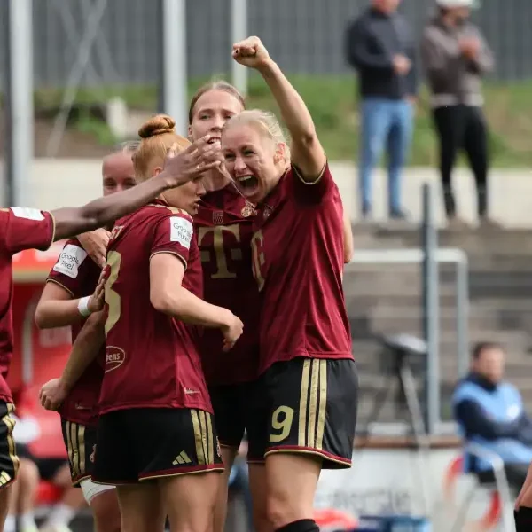 Dreierpack zum Jubiläum: FC-Frauen schlagen den HSV und greifen oben an