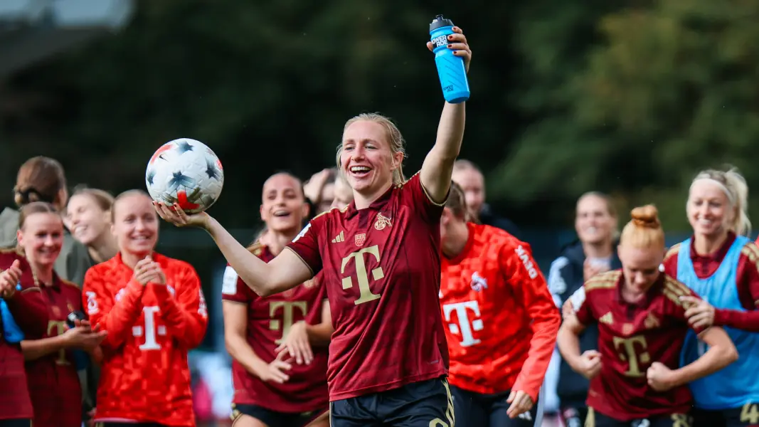 Ehre, wem Ehre gebührt: Pauline Bremer nach ihrem Dreierpack. (Foto: IMAGO / Beautiful Sports)