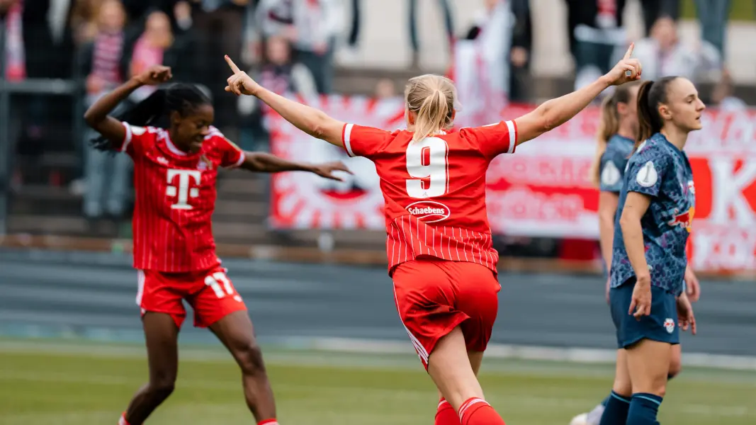 Pauline Bremer bejubelt ihren goldenen Pokaltreffer gegen RB Leipzig. (Foto: IMAGO / Gabor Baumgarten)
