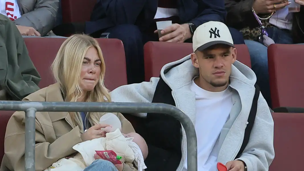 Thijs Dallinga kam an Krücken mit seiner Familie ins Stadion. (Foto: Bucco)