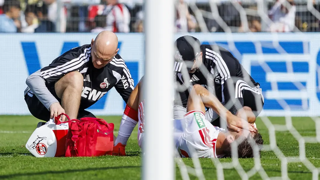 Thijs Dallinga wurde auf dem Rasen zunächst noch behandelt. (Foto: IMAGO / Beautiful Sports International)