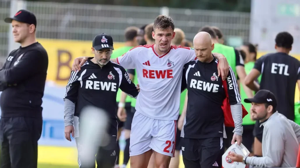 Thijs Dallinga musste auf dem Weg in die Kabine gestützt werden. (Foto: Bucco)