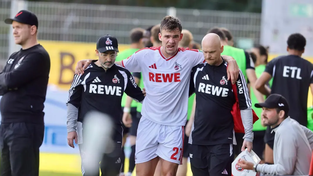Thijs Dallinga musste auf dem Weg in die Kabine gestützt werden. (Foto: Bucco)