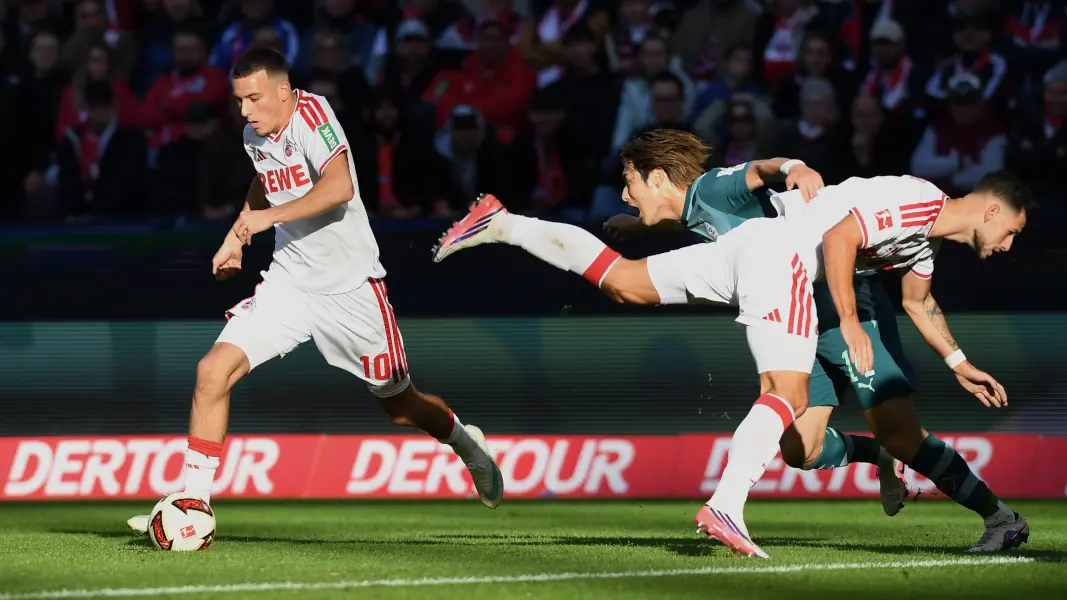 Tom Krauß und Daiki Hashioka rasselten ineinander – so war der Weg für Said El Malas Siegtreffer frei. (Foto: IMAGO / DeFodi Images)