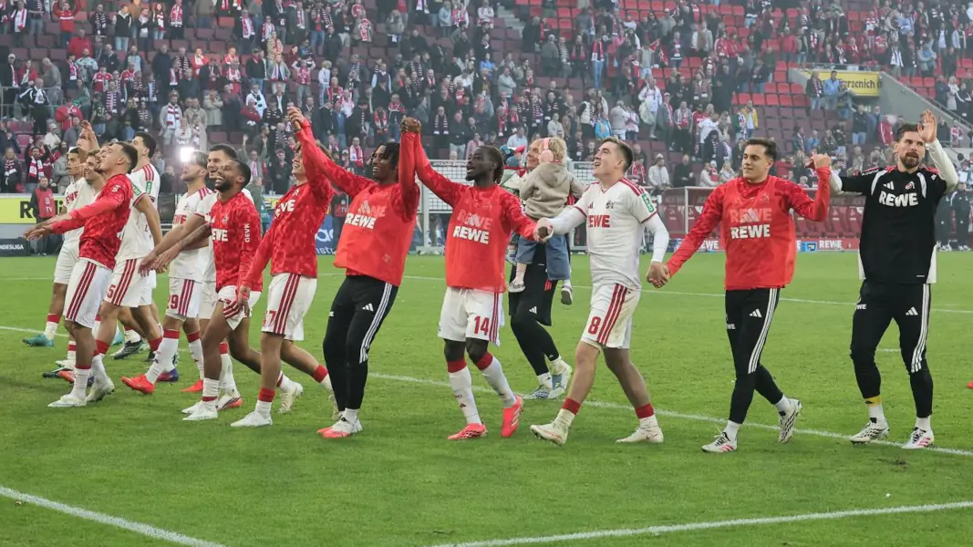Die Profis des 1. FC Köln feiern den Derbysieg vor der Südkurve. (Foto: Bucco)