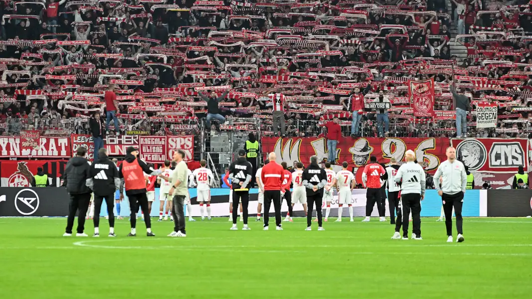 Die FC-Profis vor den Fans in Frankfurt nach der Niederlage. (Foto: IMAGO / Jan Huebner)