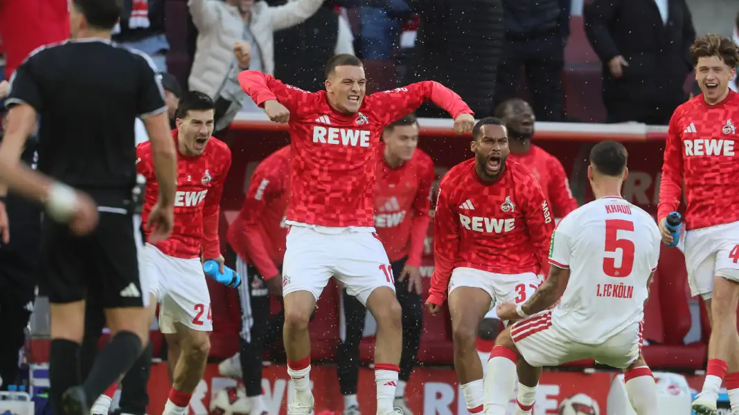 Luka Lochoshvili, Said El Mala, Linton Maina und Mikey Moore feiern mit Tom Krauß. (Foto: Bucco)