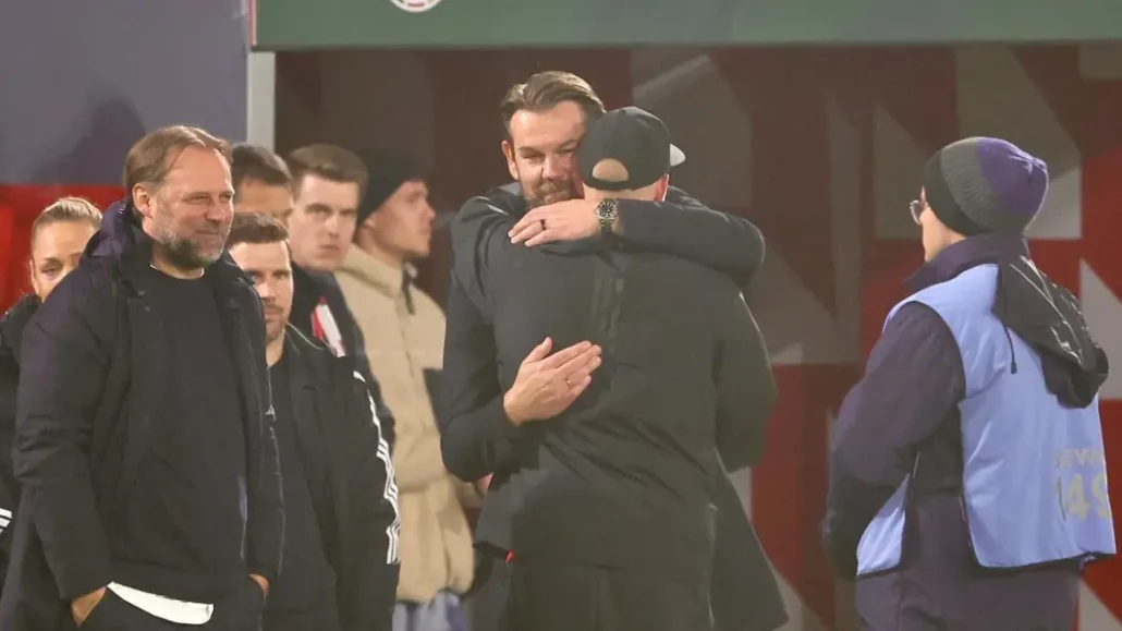 Herzliche Umarmung nach Abpfiff: Thomas Kessler mit René Wagner. (Foto: Bucco)