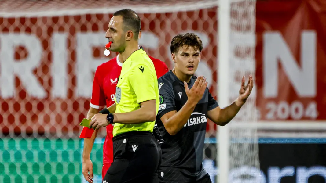 Patrik Kristal war nach seiner Roten Karte fassungslos. (Foto: IMAGO / ANP)