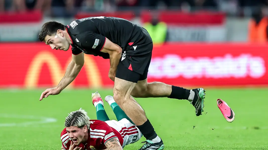 Sein Gegenspieler verlor den Schuh, Luka Lochoshvili das Spiel mit Georgien gegen Ungarn. (Foto: IMAGO / Xinhua)