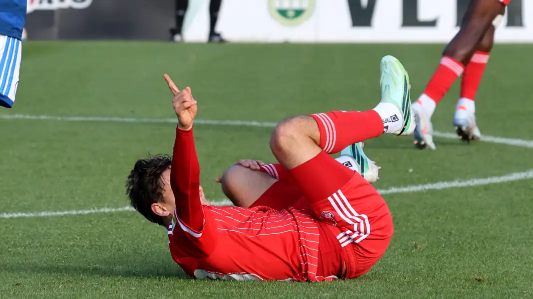 Cenny Neumann liegt auf Schalke am Boden. (Foto: IMAGO / Funke Foto Services)