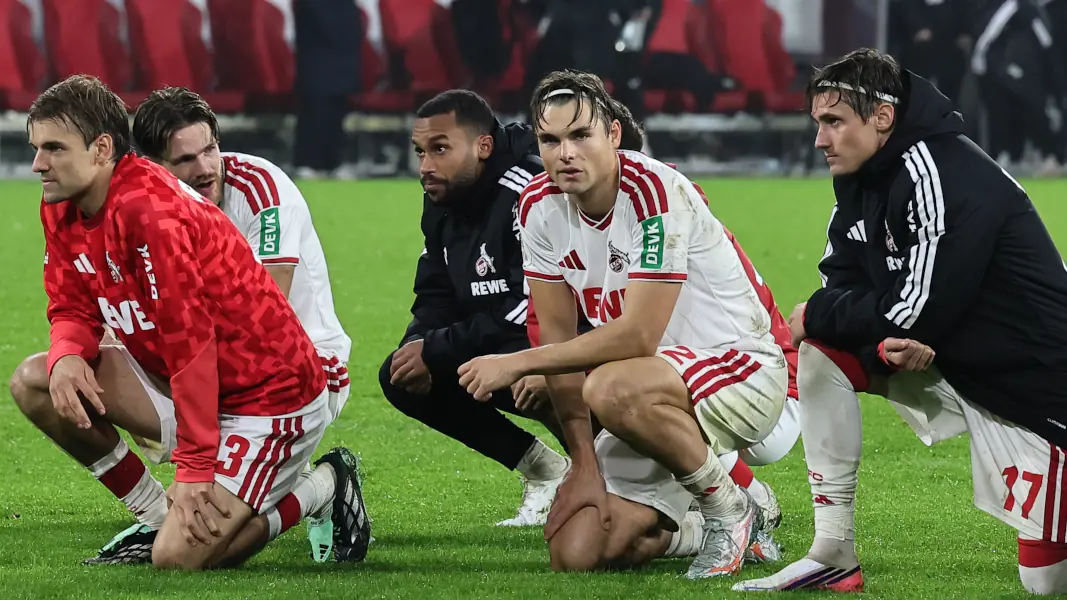 Joel Schmied und die FC-Profis nach dem Pokalsieg gegen Union Berlin. (Foto: Bucco)