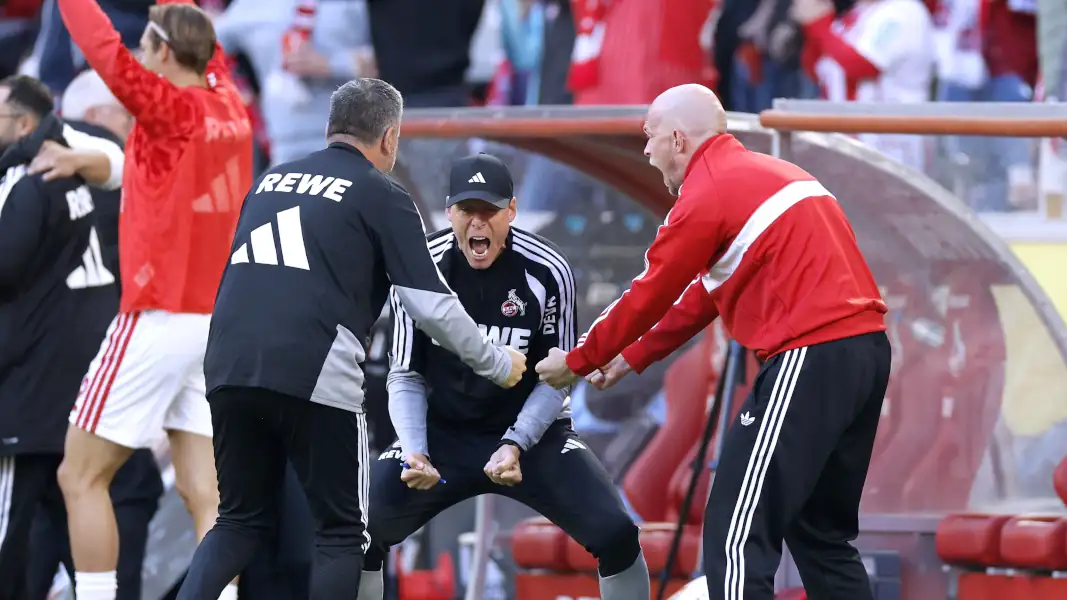 Das Trainerteam schreit seinen Jubel über den Sieg gegen Borussia Mönchengladbach heraus. (Foto: IMAGO / Laci Perenyi)